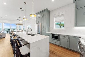 雪櫃、微波爐、焗爐、爐具