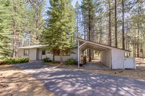 Exterior - Dog-Friendly Cabin Close to the Village - SHARC Passes Included (Sunriver)