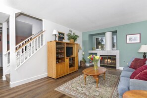 Smart TV, fireplace - Heart of Carlsbad Close to Village and to Beach (Carlsbad)