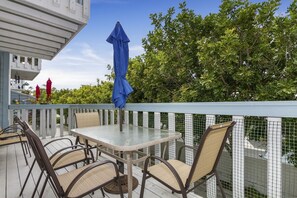 Outdoor dining - Heart of Carlsbad Close to Village and to Beach (Carlsbad)