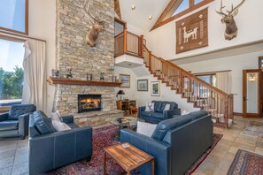 Smart TV, fireplace, DVD player, stereo