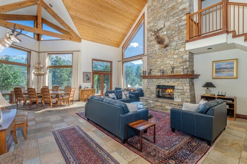 LODGE ON THE POINT- VIEWS, Hot Tub, Space for Everyone