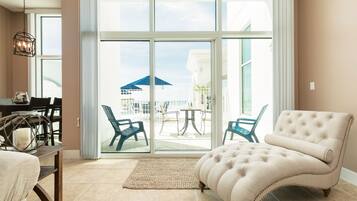 Télévision, lecteur de DVD, baby-foot