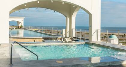 Elégante escapade dans le golfe avec piscine commune, bain à remous, accÚs à la plage et vue sur le front de mer