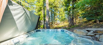 Pristine Mountain Home. Perfect for Families - Hot Tub, Media Room & Elevator