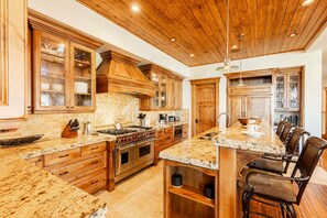 Fridge, microwave, oven, stovetop - Pristine Mountain Home. Perfect for Families - Hot Tub, Media Room & Elevator (Park City)