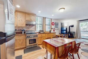 Fridge, microwave, oven, stovetop - Resort studio with balcony, pool & hot tub access & free ski shuttle (NorthStar-Truckee)