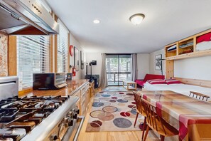 Internet, bed sheets - Resort studio with balcony, pool & hot tub access & free ski shuttle (NorthStar-Truckee)