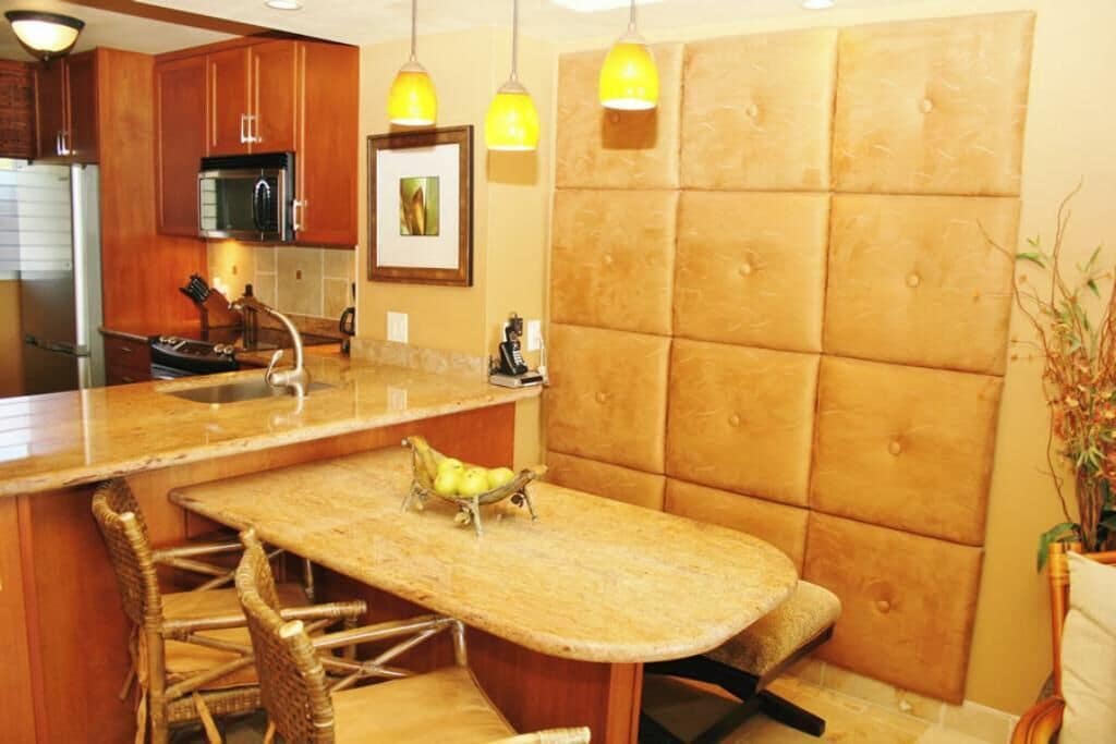 Wasserkocher mit Kaffee-/Teezubehör, Kühlschrank, Mikrowelle, Ofen