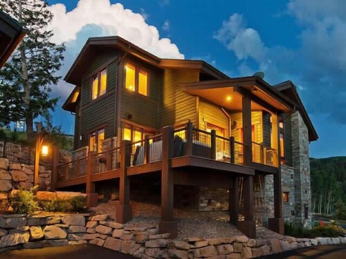 Hissi! Yläpeuroja. Vuorihuonekalut. Yksityinen teatterihuone. Yksityinen kylpytynnyri. Ilmainen kuljetuspalvelu matkoille Silver Lake Villageen