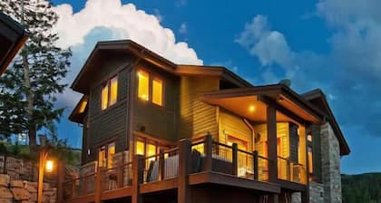 Hissi! Yläpeuroja. Vuorihuonekalut. Yksityinen teatterihuone. Yksityinen kylpytynnyri. Ilmainen kuljetuspalvelu matkoille Silver Lake Villageen