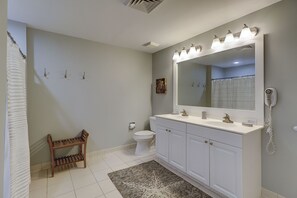 Badewanne, Haartrockner, Handtücher