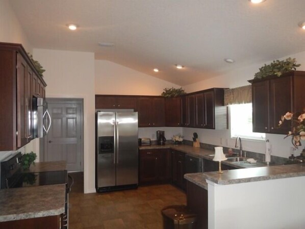 Fridge, microwave, oven, stovetop - Large 2 Bdrm & Den Designer home w/Golf Cart & WiFi! (The Villages)