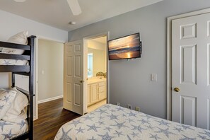 4 bedrooms, iron/ironing board, free WiFi, bed sheets