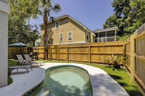 Pool - 35 Bradley Beach-Bring Fido! 5 minute walk to Beach, 2 Min Drive to Dog Park. (Hilton Head Island)