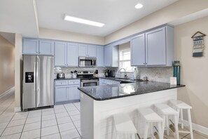 Mikroaaltouuni, uuni, astianpesukone, kahvin-/teenkeitin