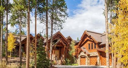 Valtava mukautettu koti Kävele Gondoliin, jossa on teatteri, pelihuone ja suuri ulkotila