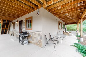 Outdoor dining - Inviting cabin with lovely lake & mountain views - close to town & hiking (Durango)