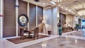 A spacious lobby with a checkered floor, a round mirror, and a chandelier. - Paradise at the Palms * Summer Specials! Book Now! 2 King Beds~2 Full Baths! (Destin)