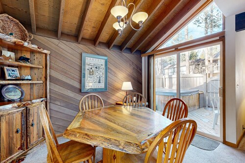 Sunriver Condo with Private Hot Tub, WiFi, & SHARC Passes