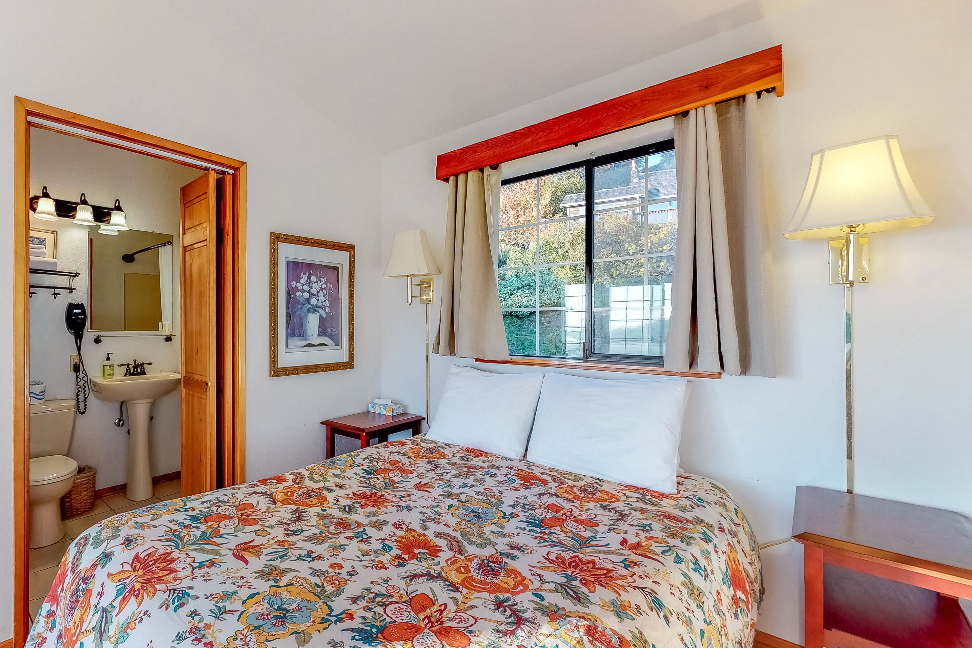 Dog-Friendly Studio Suite with Amazing Ocean Views - Walk to Beach & Eateries