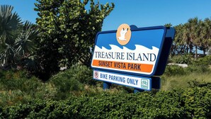 A sign for Treasure Island Sunset Vista Park indicating bike parking only.