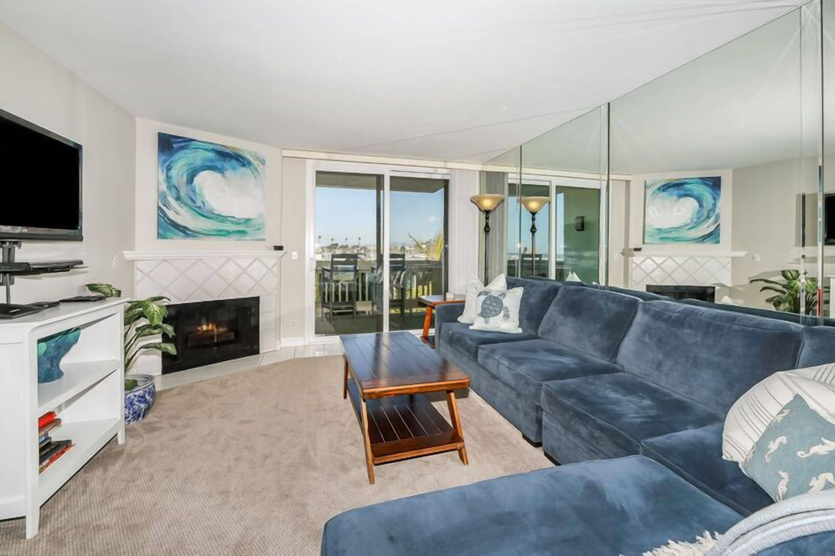 Télévision à écran plat, cheminée, baby-foot, table de tennis de table