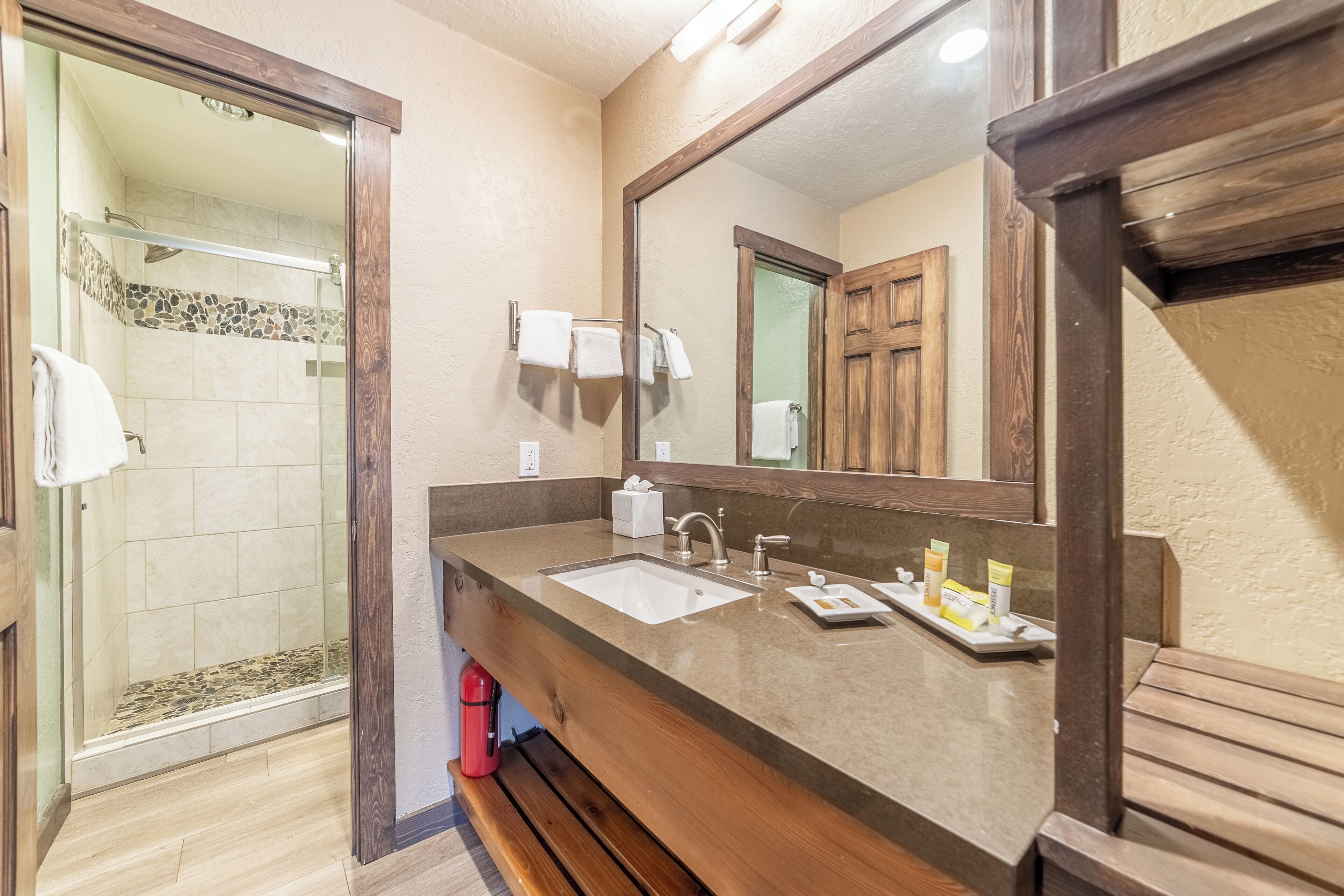 Combined shower/tub, hair dryer, towels