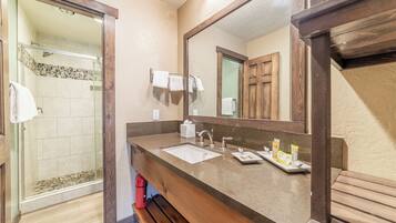 Combined shower/tub, hair dryer, towels