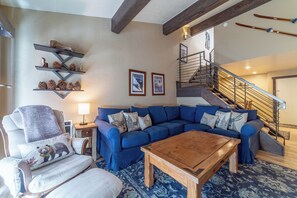 Smart TV, fireplace, Netflix, DVD player - Walk to Ski Condo, Pool, Spa, Gym, Tennis 398 (Mammoth Lakes)