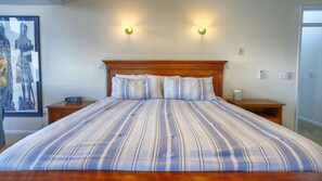 4 bedrooms, iron/ironing board, Internet, bed sheets