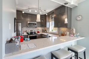 Refrigerador, microondas, horno y parrilla de estufa 