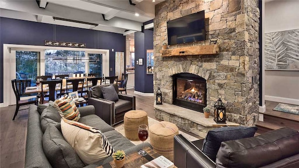 Hus, 5 soverom | Oppholdsrom | Flatskjerm-TV, peis og printere