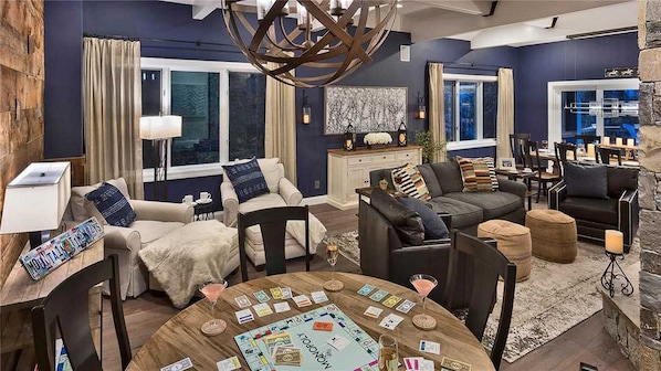 House, 5 Bedrooms | Living room