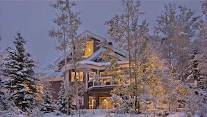 Property entrance - Time Flys Lodge (Steamboat Springs)