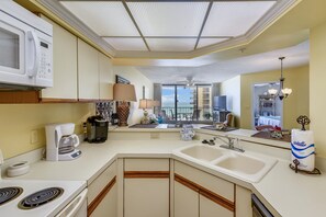 Frigorifero, microonde, forno, piano cottura