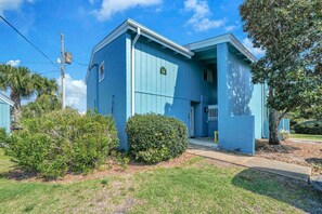 Exterior - Chateau La Mer 10A 1BR retreat in Destin, pet-friendly with beach access and beach service included. (Destin)