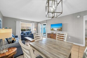 TV, DVD player - Chateau La Mer 10A 1BR retreat in Destin, pet-friendly with beach access and beach service included. (Destin)