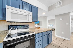 Fridge, microwave, oven, stovetop - Chateau La Mer 10A 1BR retreat in Destin, pet-friendly with beach access and beach service included. (Destin)