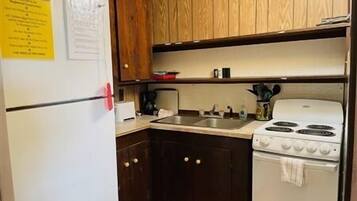 Refrigerador, microondas, parrilla de estufa y tostadora