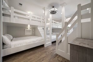 6 bedrooms, iron/ironing board, Internet, bed sheets