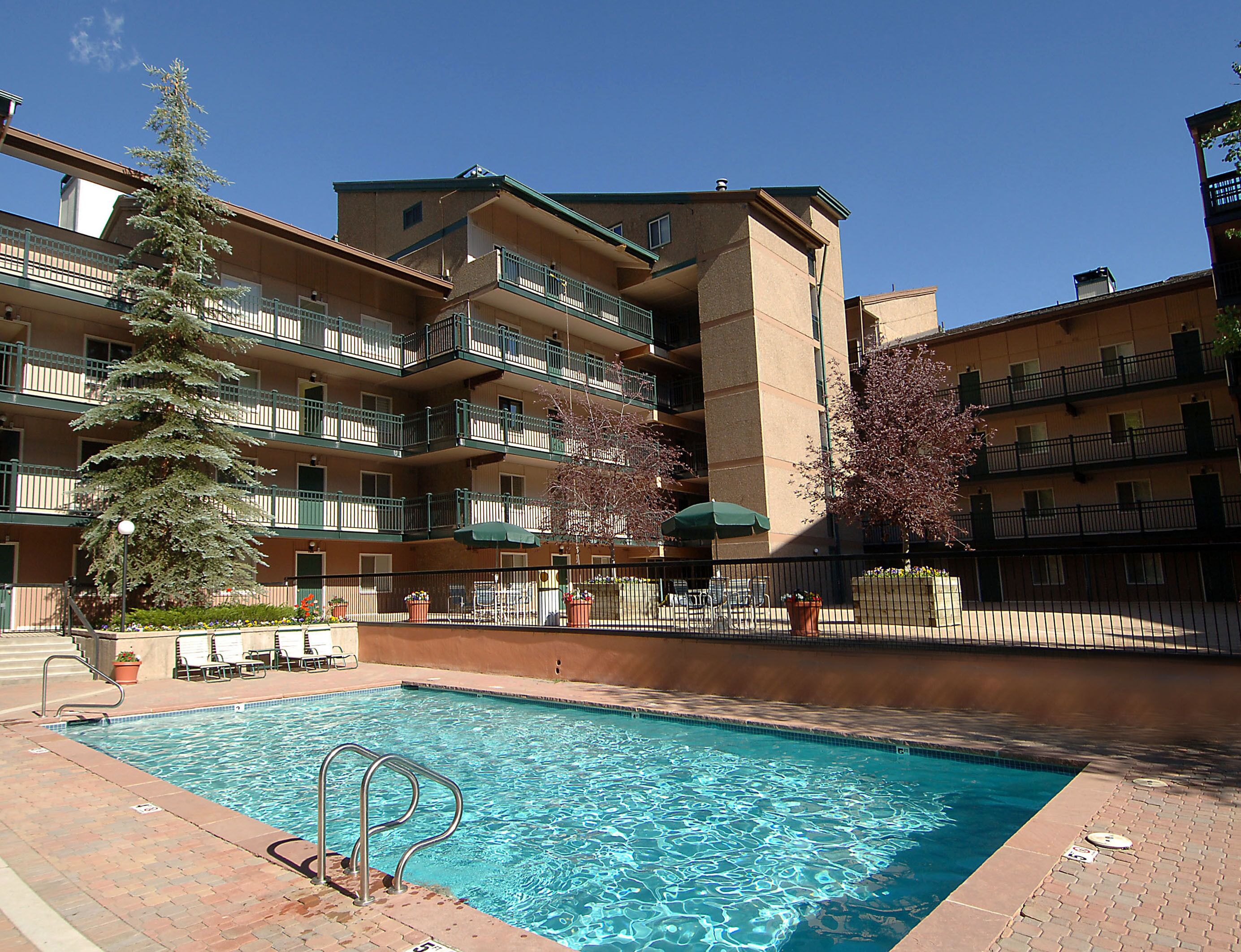 Lovely Lionshead Condo w/ Mountain Views, Hot Tubs, Short Walk to Ski