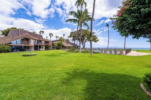 Property grounds - Ma'alaea Surf, Unit G5-1 Bd Beachfront Condo, AC, Wi-Fi, TV, Kitchen, Pool (Kihei)