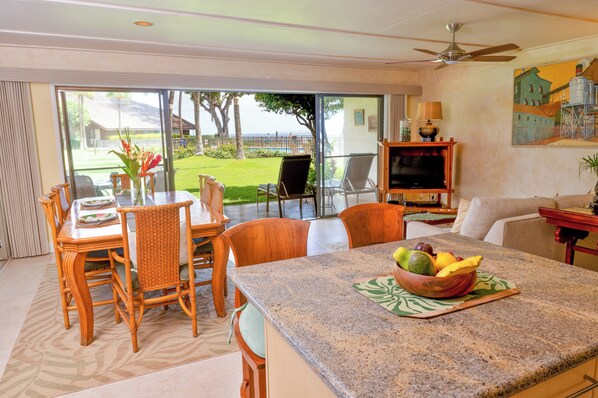 Dining - Ma'alaea Surf, Unit G5-1 Bd Beachfront Condo, AC, Wi-Fi, TV, Kitchen, Pool (Kihei)