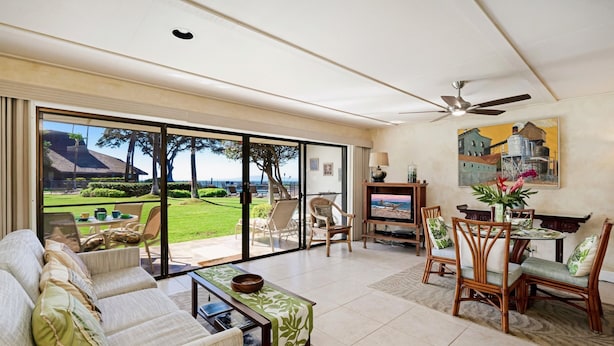 Living area - Ma'alaea Surf, Unit G5-1 Bd Beachfront Condo, AC, Wi-Fi, TV, Kitchen, Pool (Kihei)