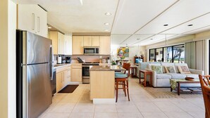 Private kitchen - Ma'alaea Surf, Unit G5-1 Bd Beachfront Condo, AC, Wi-Fi, TV, Kitchen, Pool (Kihei)