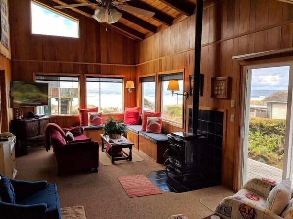 Fernseher, Kamin, DVD-Player, Bücher