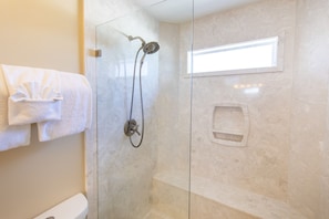 Douche, serviettes fournies