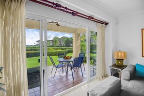 Een televisie, een dvd-speler en een stereo