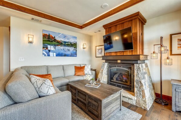 TV, fireplace